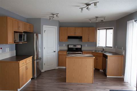 Airdrie Alberta House for rent, click for details...